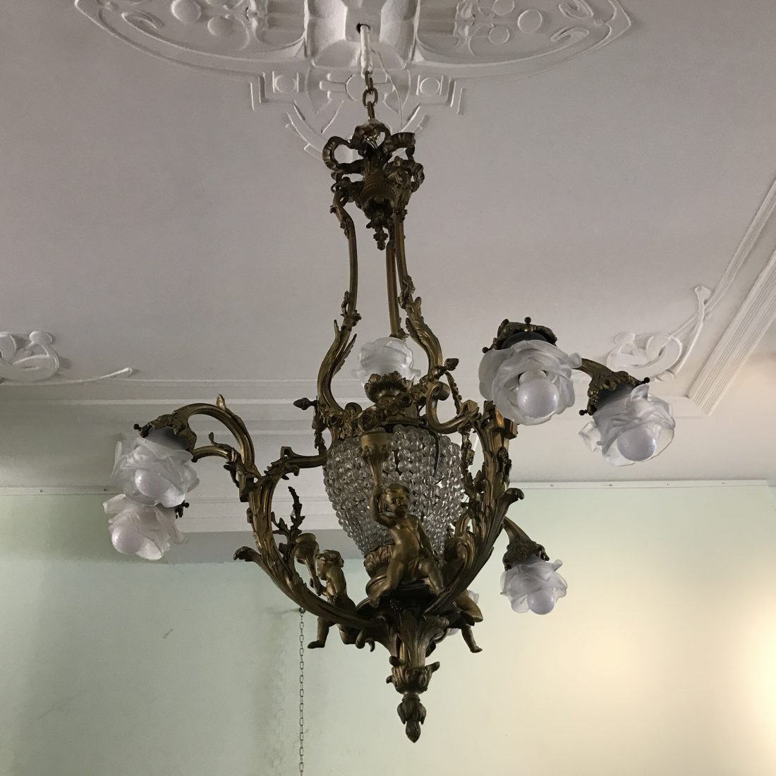 Grote zware Bronzen zesarmige hanglamp met diverse Bronzen cupido”s, Frankrijk, begin 20e eeuw