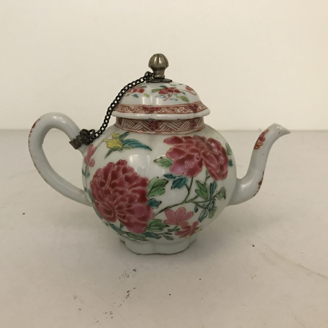 Een Famille rose gegolfd porseleinen theepot met de bijbehorende deksel, China, 18e eeuw