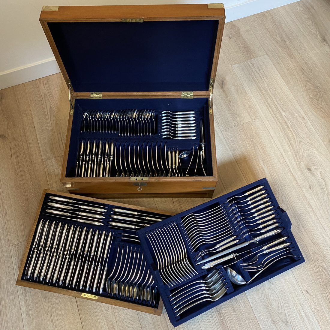 Een 12-persoons Community silver Plate bestek in mahoniehouten kist, Engeland, begin 20e eeuw