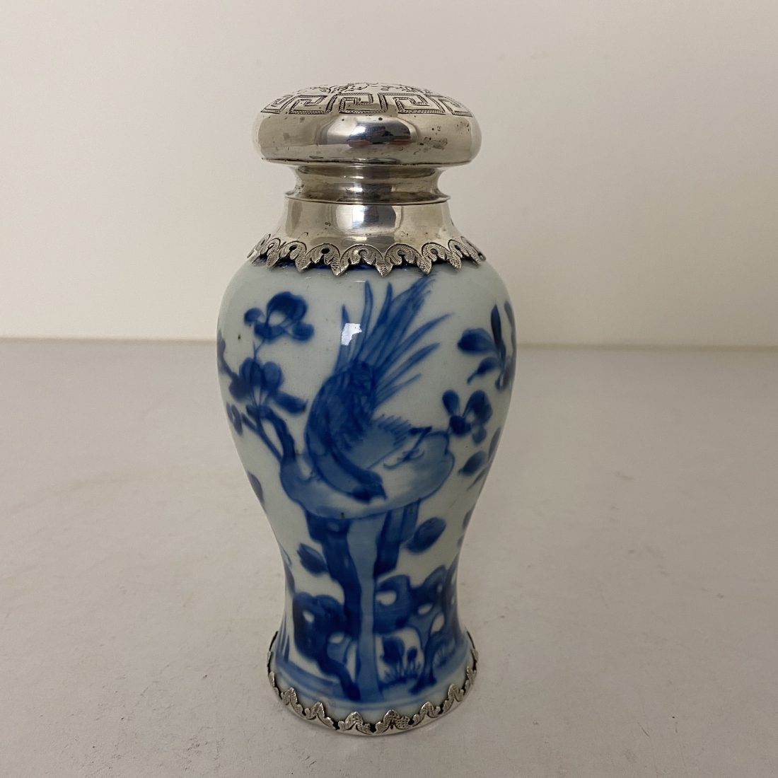 Blauw/wit porseleinen theebus met Zilveren dop, China, 18e eeuw