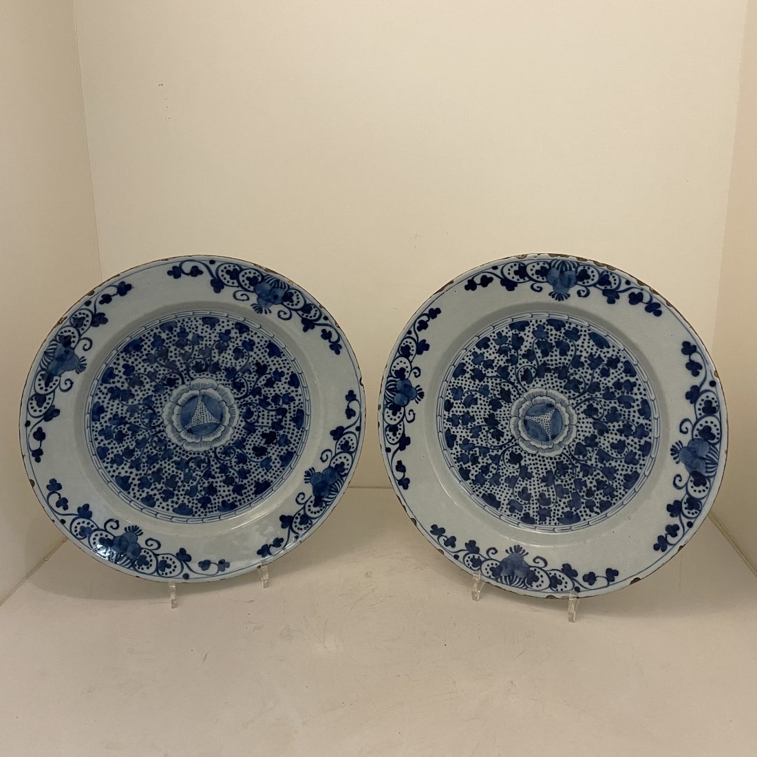 Een stel blauw/wit Delftse borden, 18e eeuw