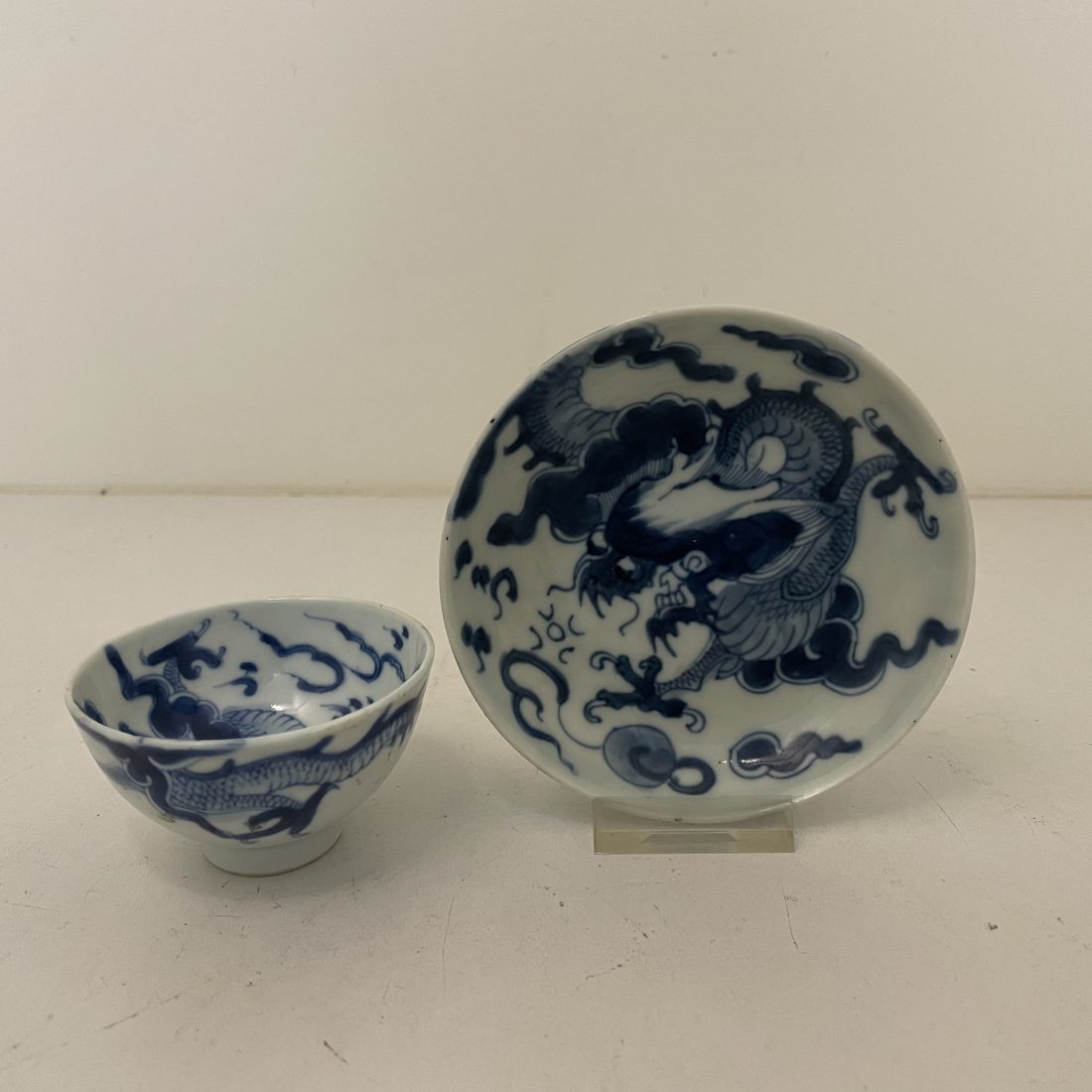 Blauw/wit porseleinen draken kop & schotel, China, 18e eeuw