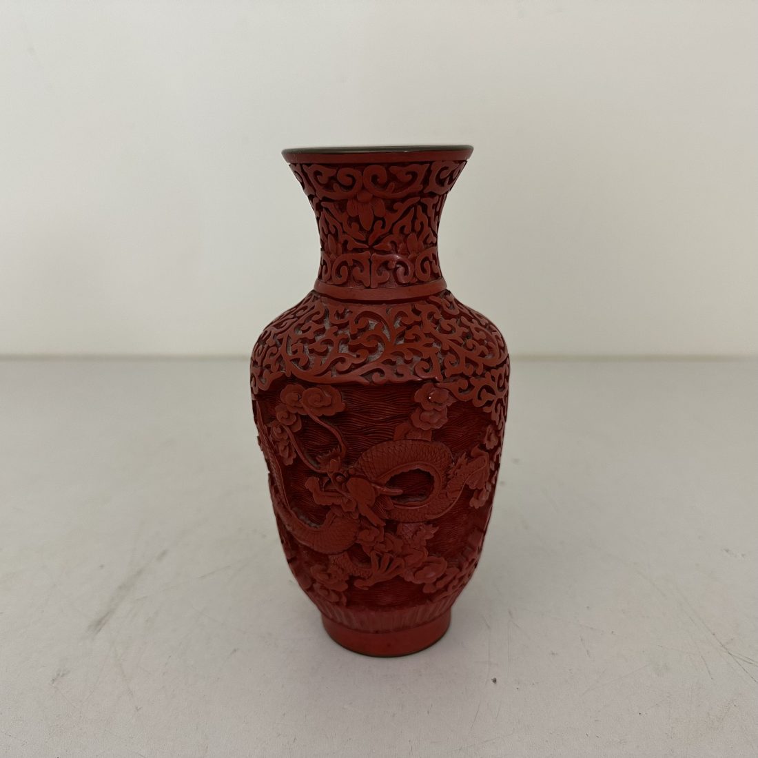 Cinnabar rode lak vaas met draken, China, 20e eeuw