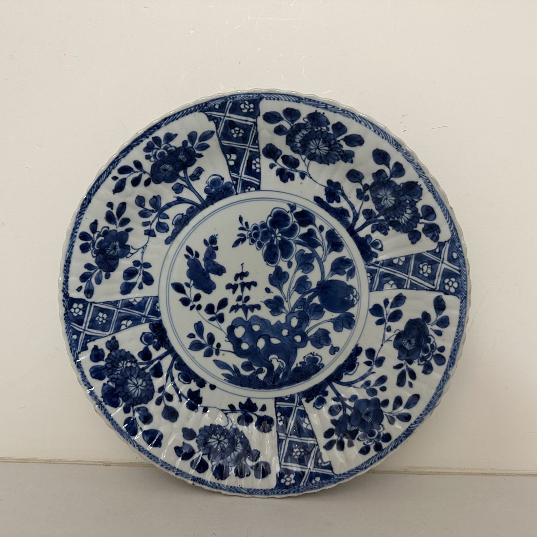 Blauw/wit gegolfd Kangxi bord, China, 17e eeuw