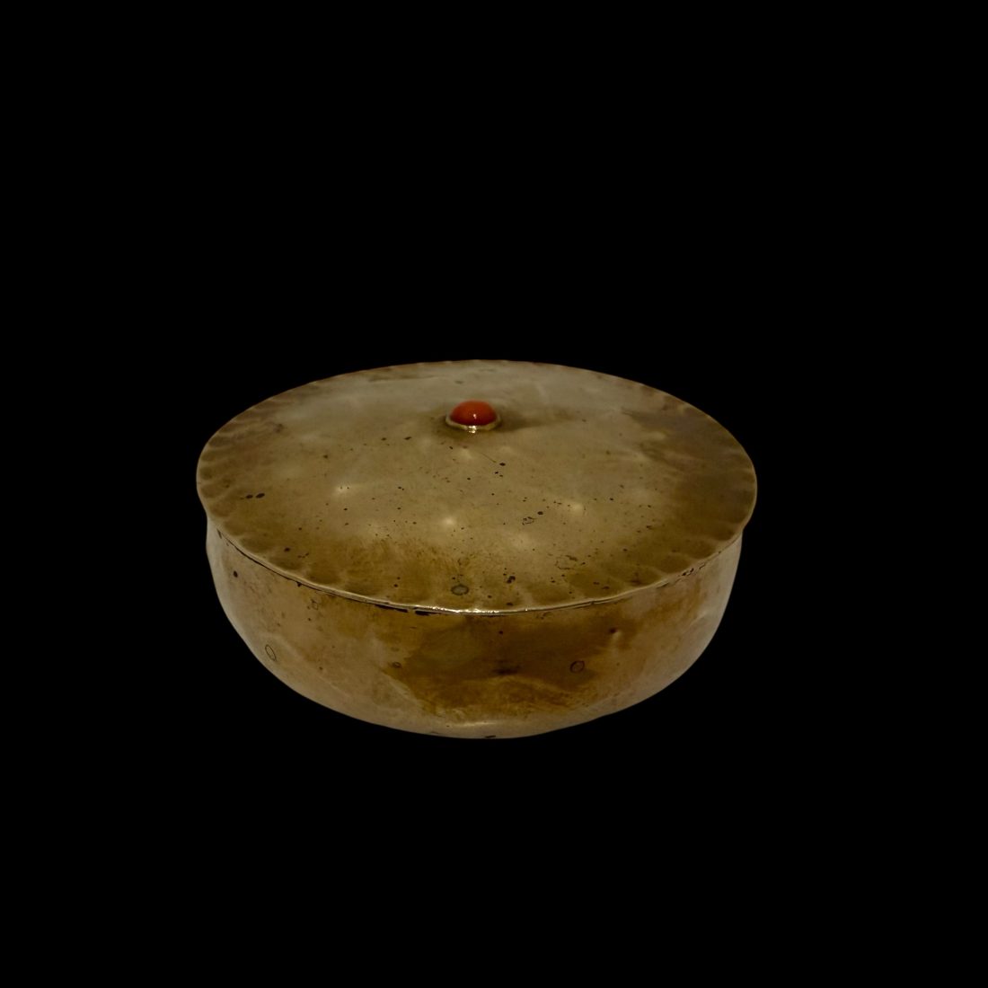 Gehamerde geelkoperen deksel pot met bloed koralen rode steen, Gesigneerd, Frans Zwollo ca 1925, Den Haag