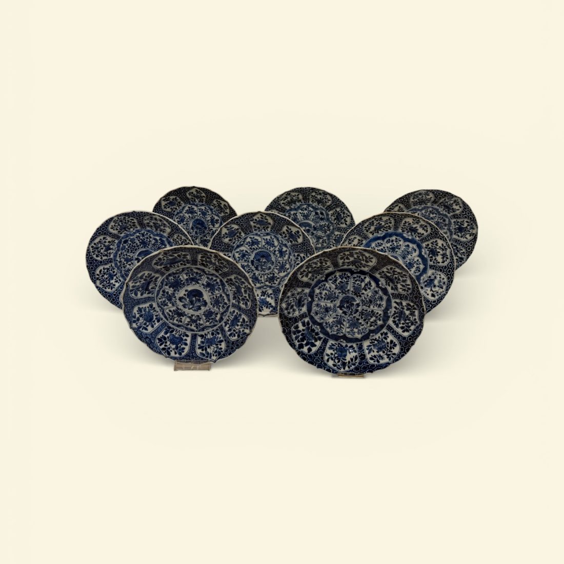 Een set van acht blauw/wit porseleinen diepen borden, Kangxi