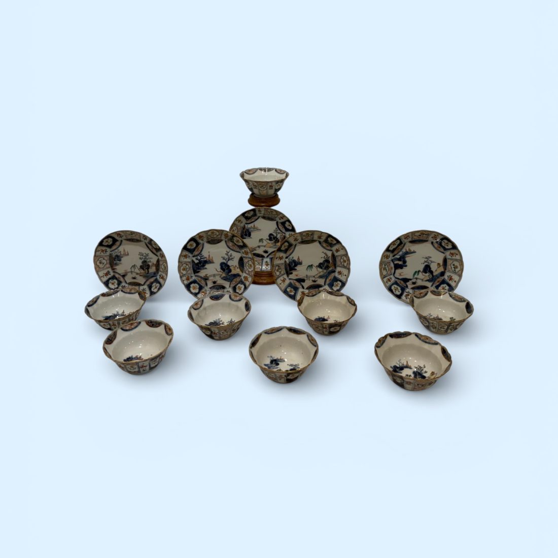 Een set van acht Japans Imari kopjes & vijf schotels, 18e eeuw