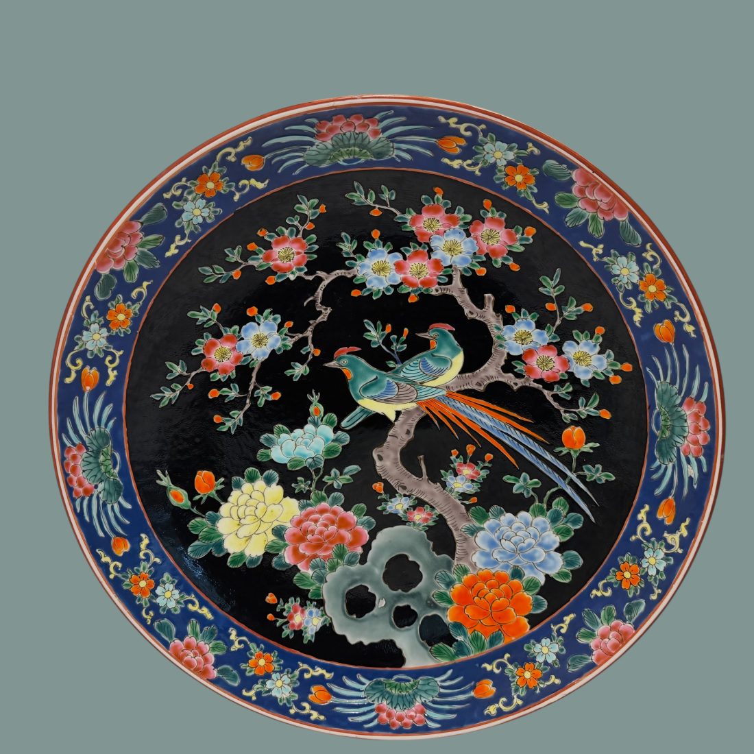 Een grote gekleurde met 2 vogels porseleinen schotel, Japan, 19e eeuw