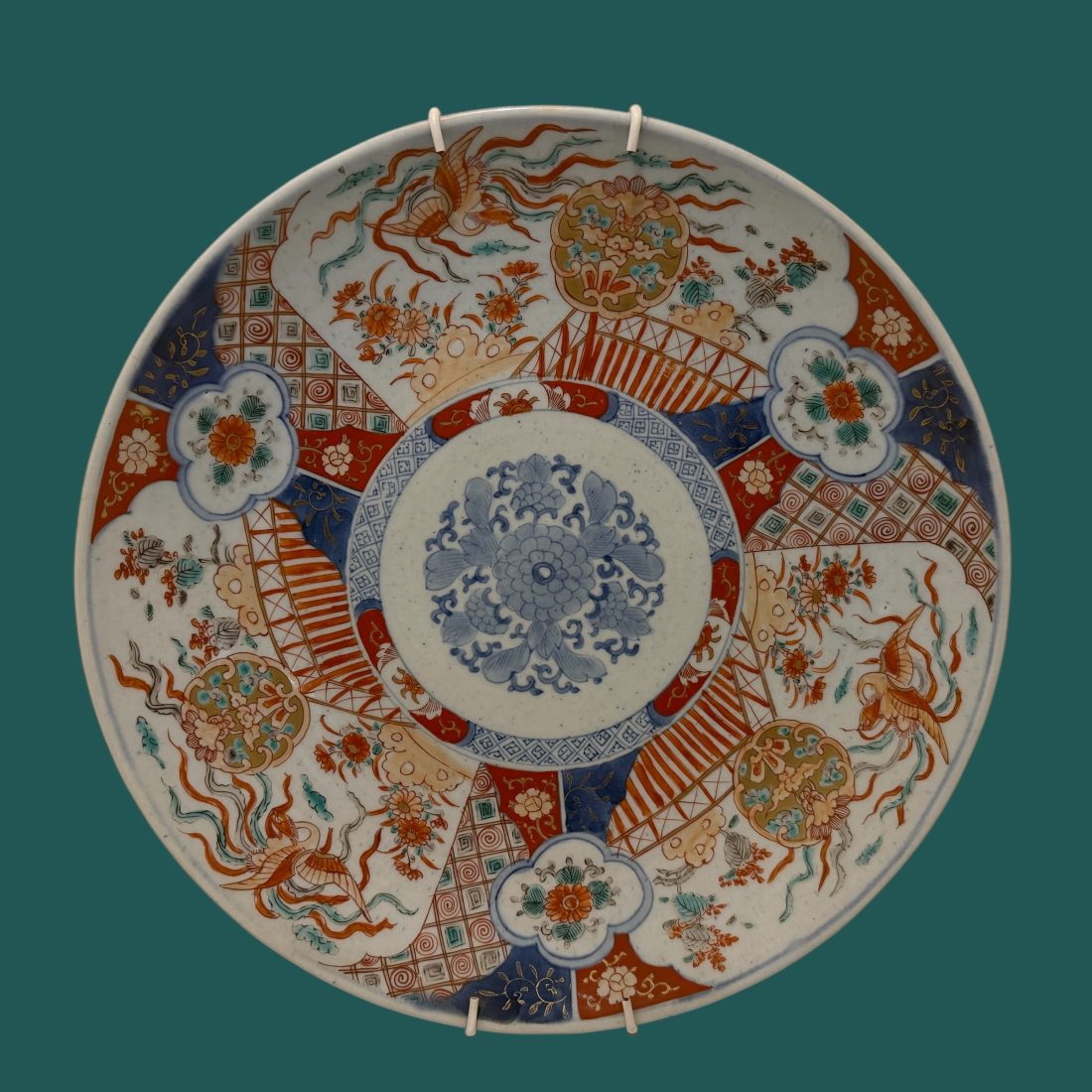 Een grote Imari Japanse schotel, 19e eeuw