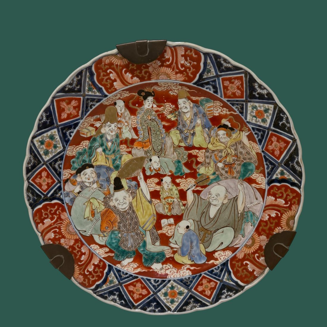 Een grote porseleinen schotel met diverse figuren, Japans, 19e eeuw