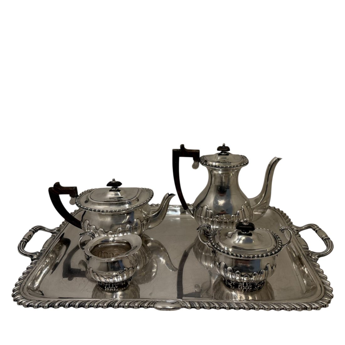 Een vijfdelig derde gehalte koffie & theeservies met het bijbehorende derde gehalte zilveren dienblad, Italië, midden 20e eeuw