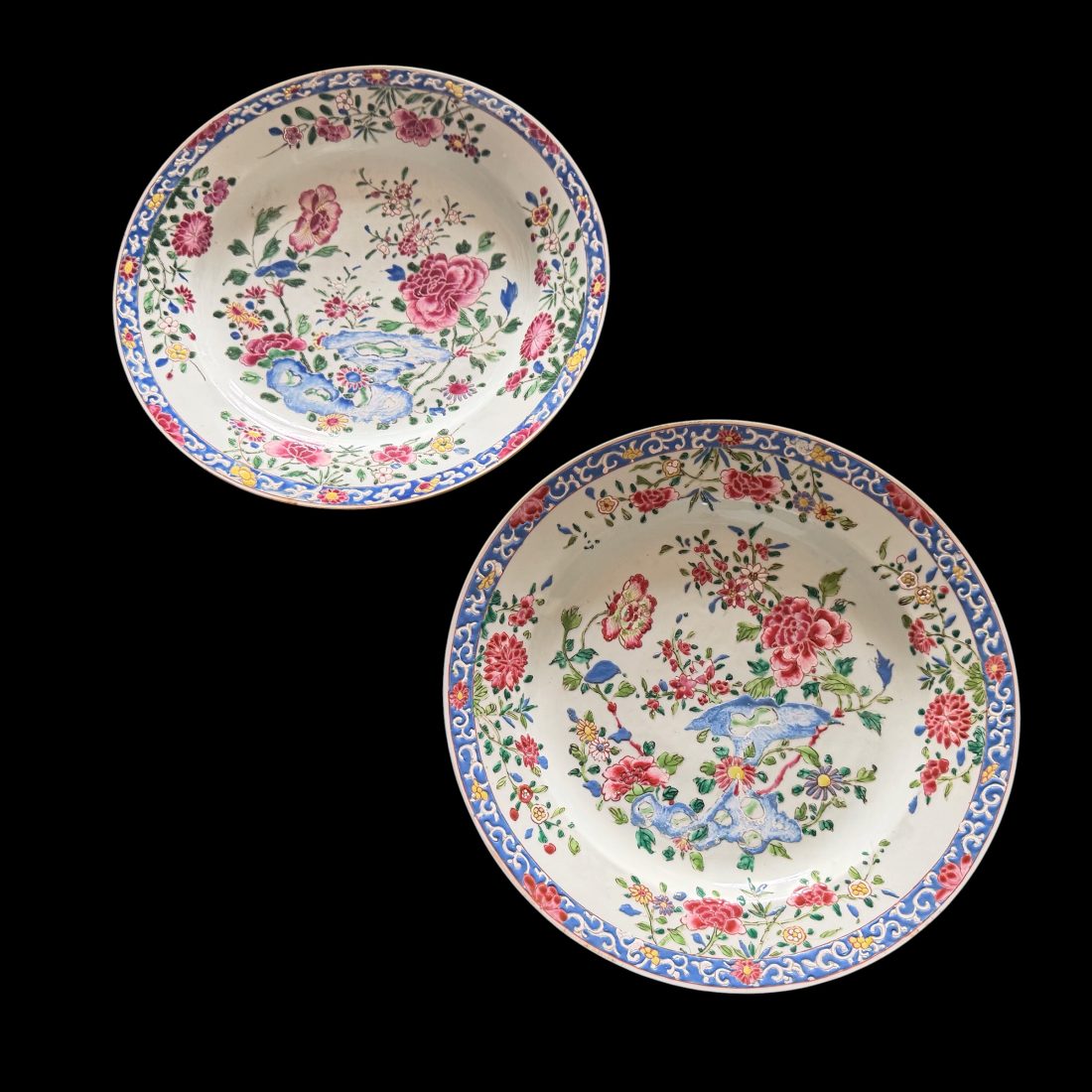 Een stel grote Famille rose porseleinen borden, Qianlong (1736-1795)