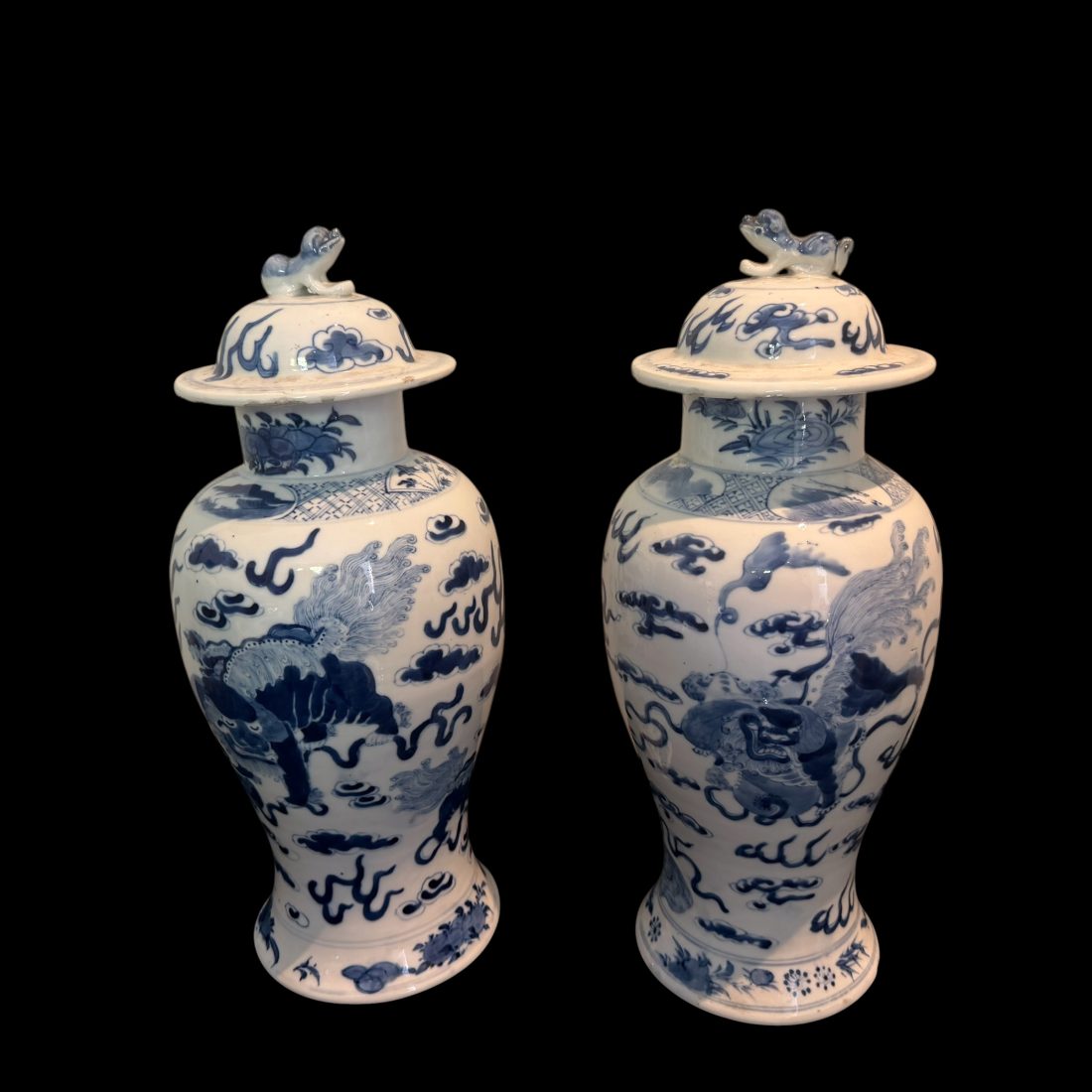 Een stel grote Chinese porseleinen deksel vazen, 19e eeuw