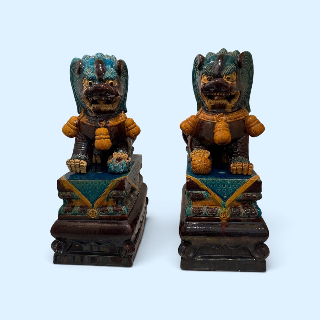 Een stel gekleurde grote porseleinen Foo dogs, China, ca rond 1900