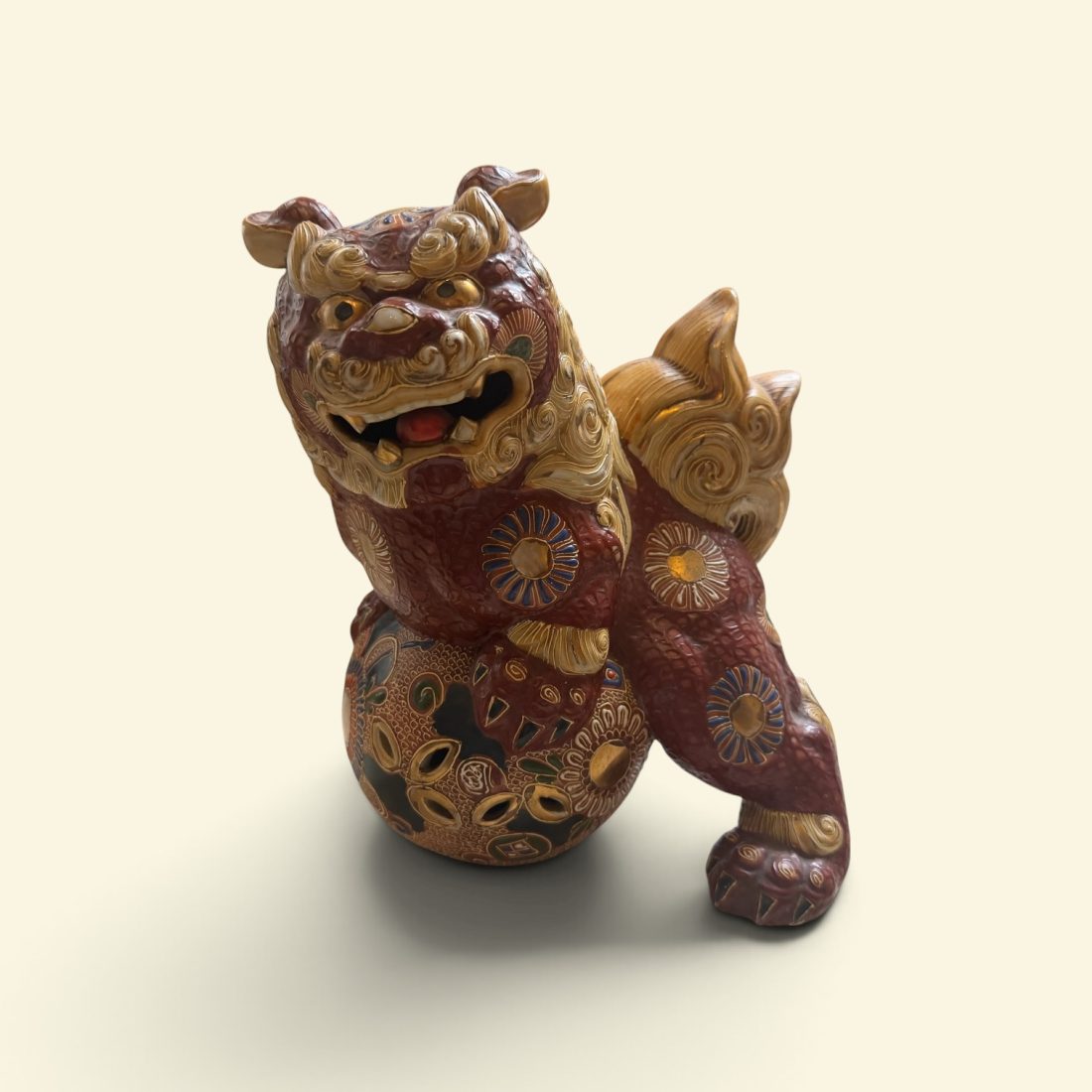 Een rode porseleinen Foo dog, Japan, ca rond 1900