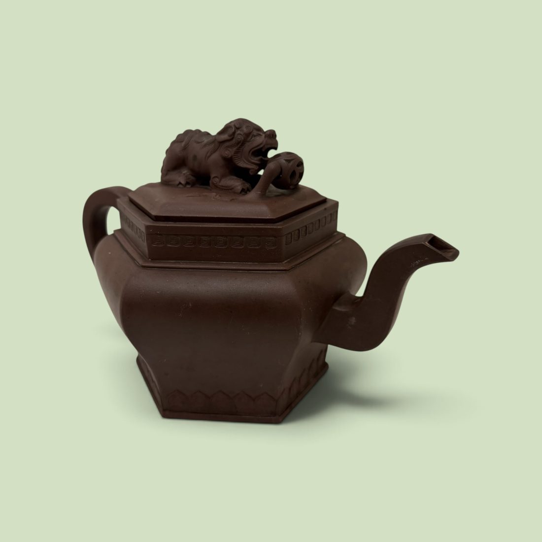 Yixing aardewerk theepot met liggende leeuw met spelende bal, China, 19e eeuw