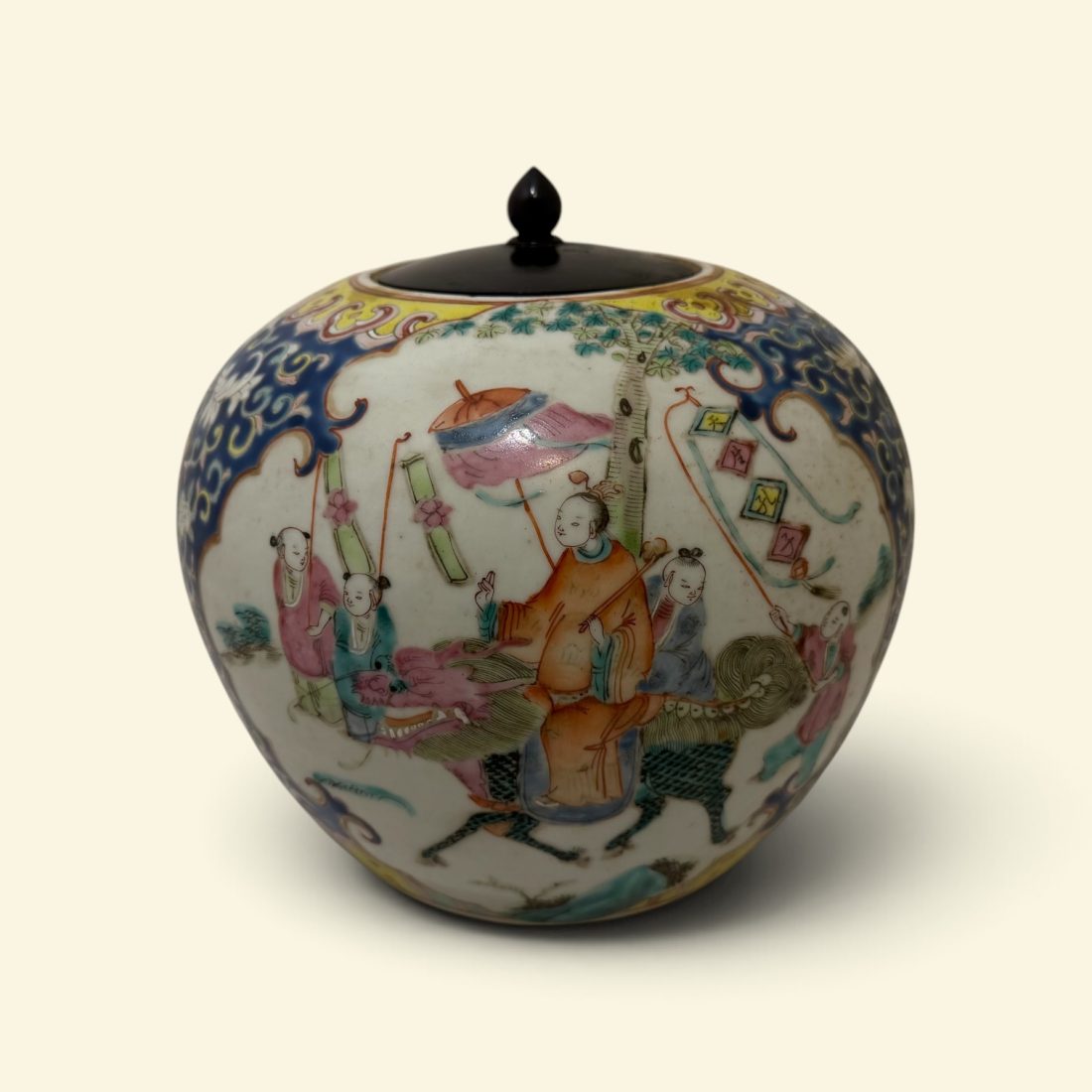 Een grote famille rose porseleinen gemberpot met houten deksel, China, 19e eeuw