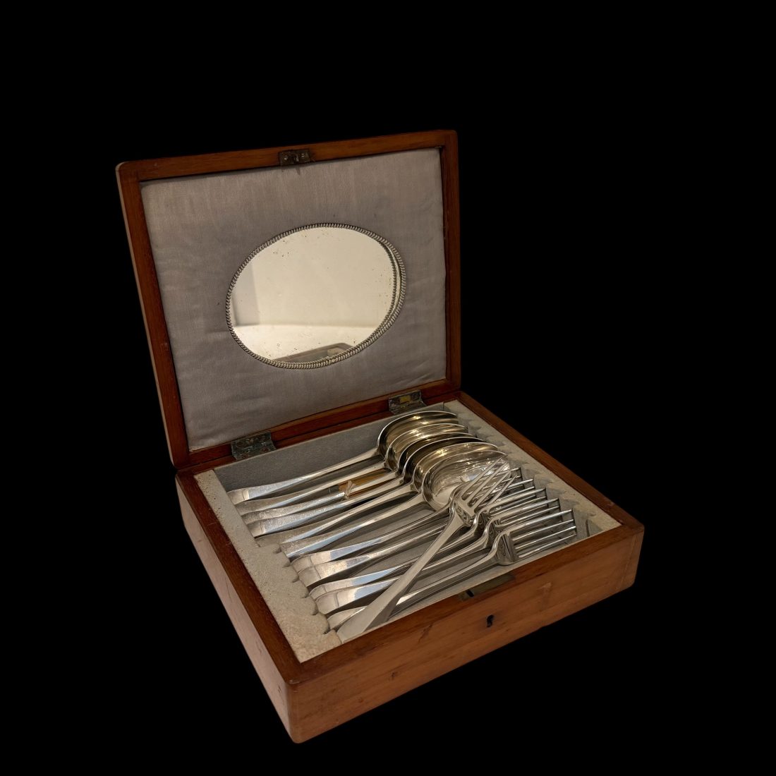 Een 18e eeuws zes persoons zilver bestek in mahoniehouten kist, Jan Vis, Amsterdam, 1777